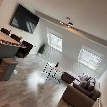 Lavish Town Centre Sky 70inch Tv Sleeps Up To 4 Great Location *